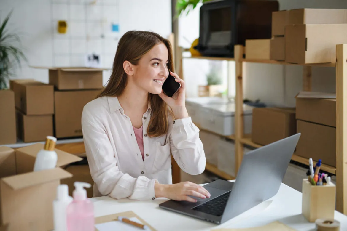 Mulher fechando vendas com fornecedores de dropshipping.