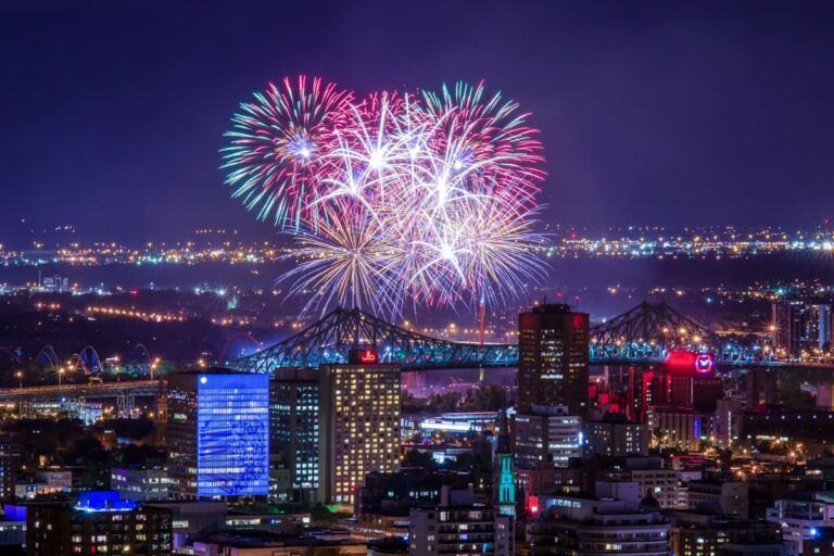 Montreal com fogos de artifício em céu noturno