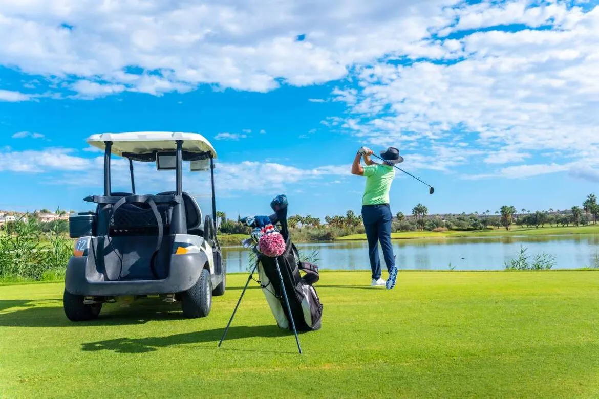 Golfista jogando em um campo de golfe no Rio de Janeiro.