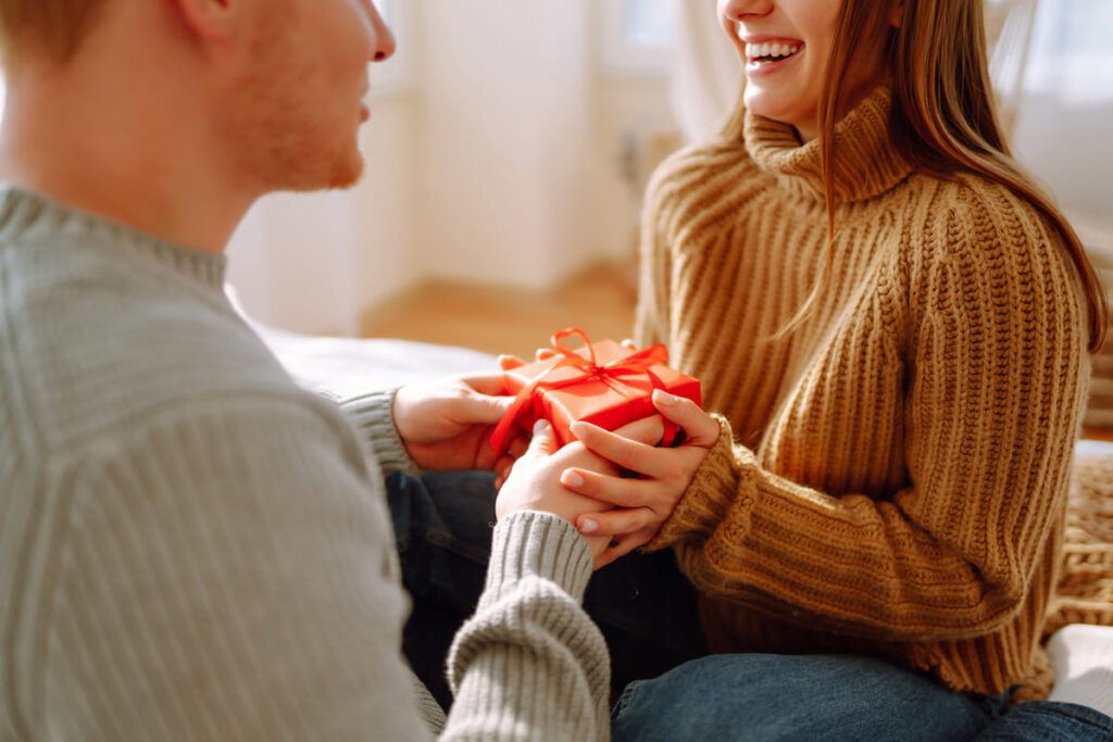 Jovem casal em casa comemorando o Dia dos Namorados.