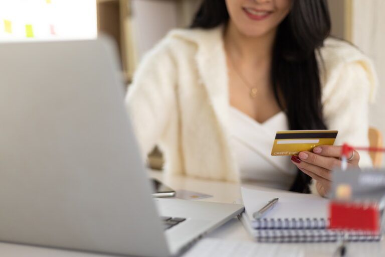 Mulher com cartão do Banco do Brasil Estilo no escritório.