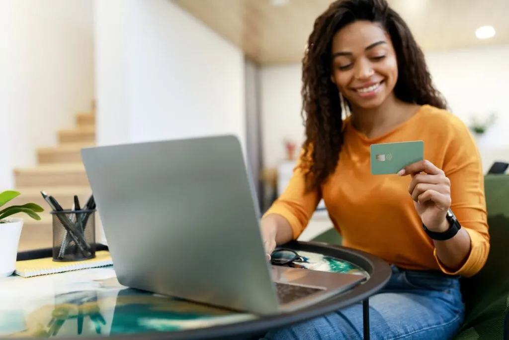 Mulher abrindo conta online para realizar transferências internacionais.