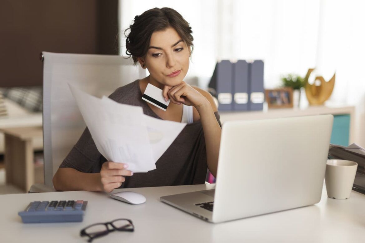 Mulher usando o código do banco Nomad para transferências.