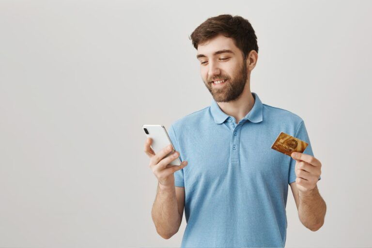 Homem procurando o código do banco Wise no celular.