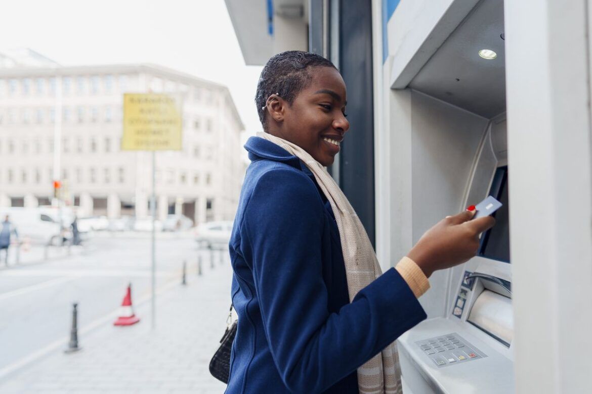 Mulher inserindo o cartão no caixa ATM na Itália.