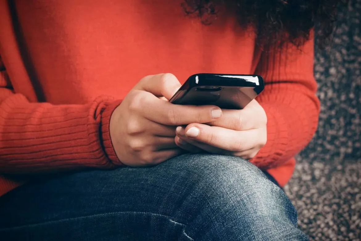 Mulher aprende como tirar o online do Instagram pelo celular