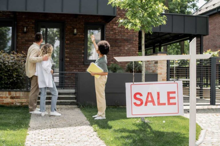 Casal olhando casa para comprar em Los Angeles com corretora.