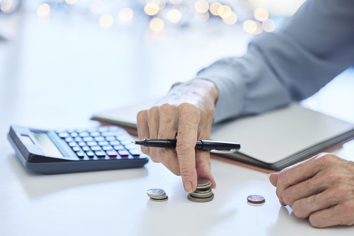 Homem estuda inflação no escritório