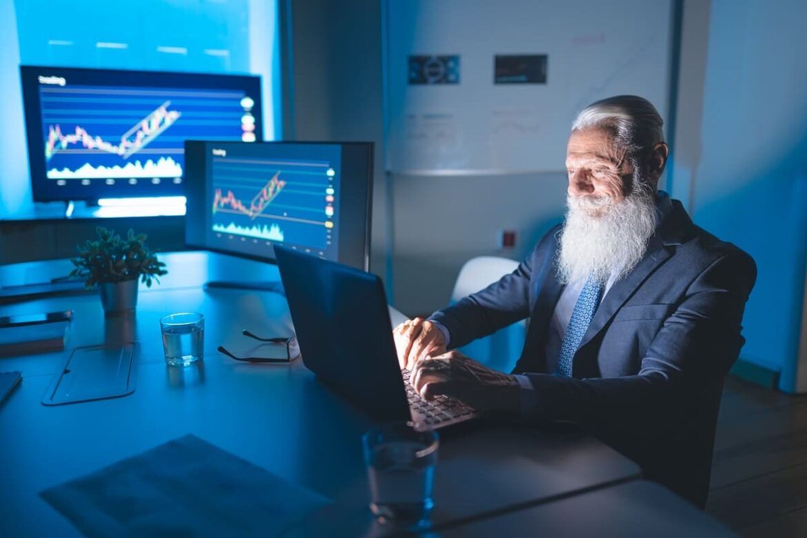 Homem estuda para investir no mercado financeiro