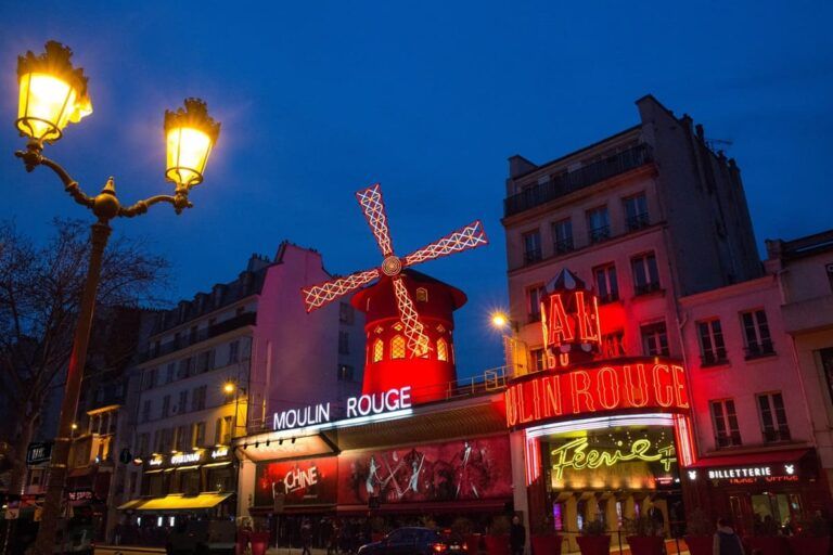 Moulin Rouge, em Paris, é um cabaré famoso