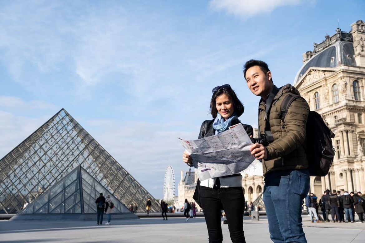 Casal de turistas visita museus em Paris