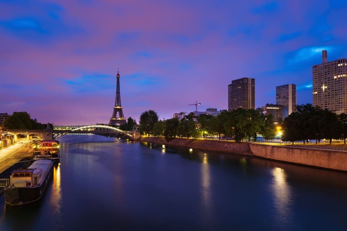 Margem do rio Sena é cheia de pontos turísticos de Paris