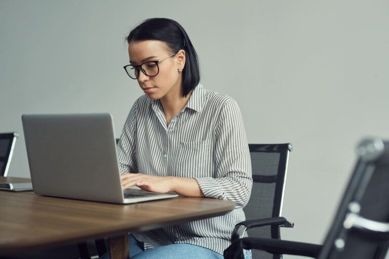 Mulher tentando regularizar CPF pela internet.