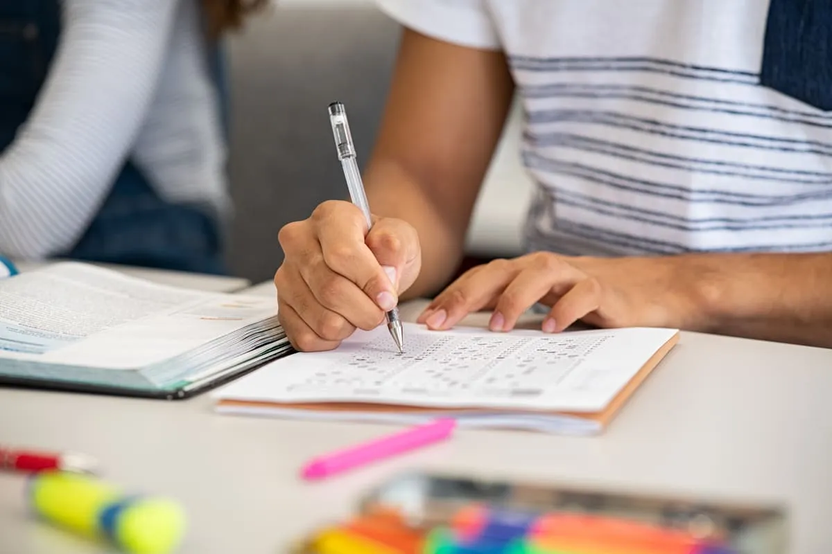 Estudante fazendo SAT, prova para entrar em universidades dos EUA e Canadá.