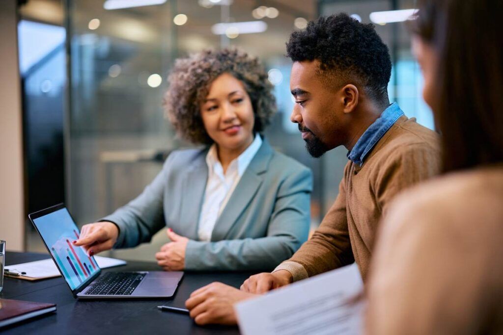 Reunião de investidores analisando dados da Fidelity Investments.