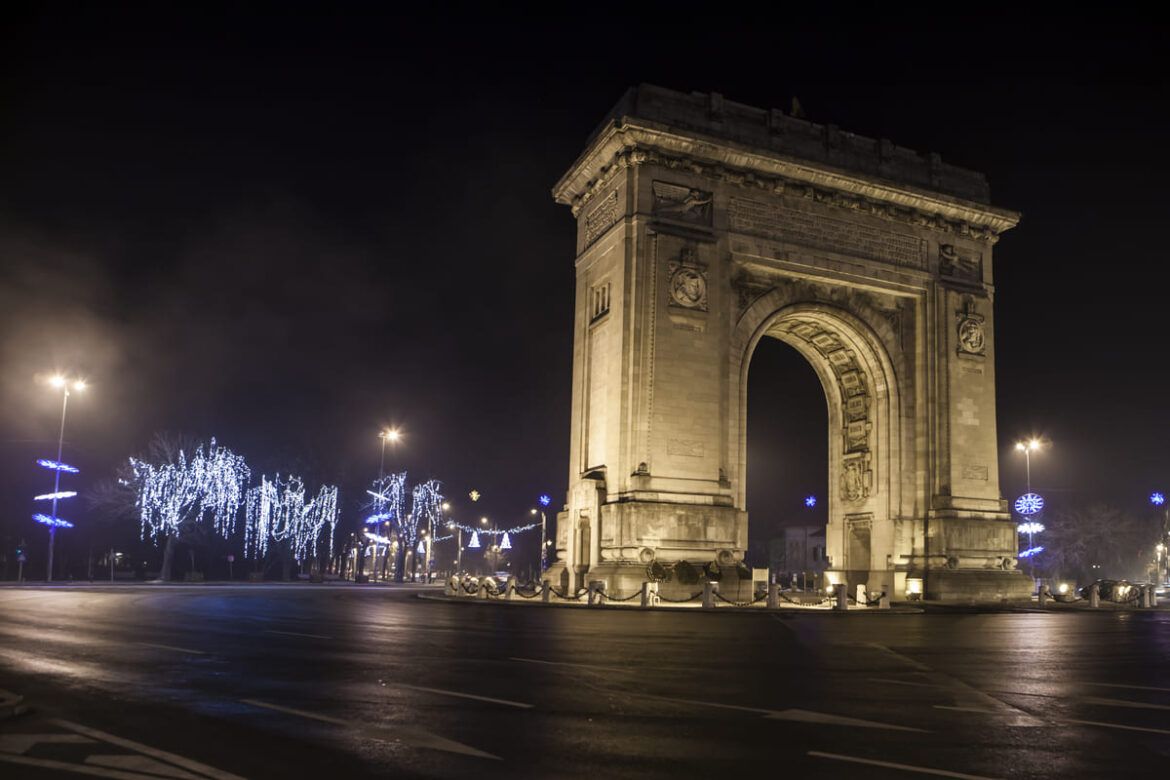 Fachada do Arco do Triunfo em Paris.