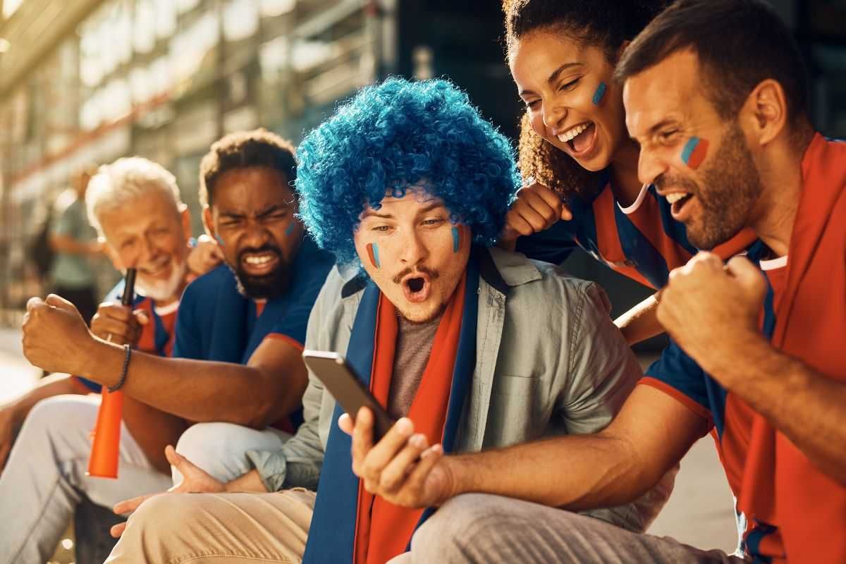 Grupo de torcedores felizes por assistir às Olimpíadas em Paris.