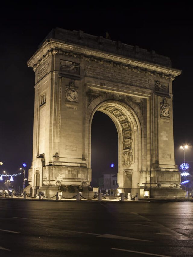 Fachada do Arco do Triunfo em Paris.