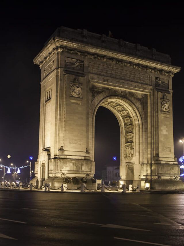 Fachada do Arco do Triunfo em Paris.