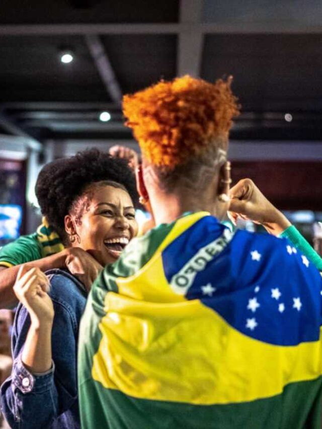 Torcedores brasileiros felizes no bar.