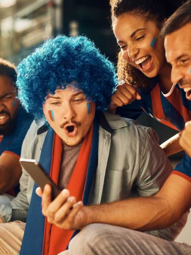 Grupo de torcedores felizes por assistir às Olimpíadas em Paris.