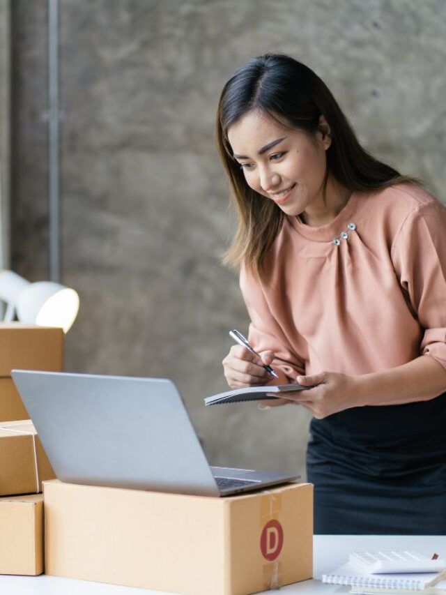 Mulher enviando mercadoria para o sistema de logística de dropshipping na Amazon.