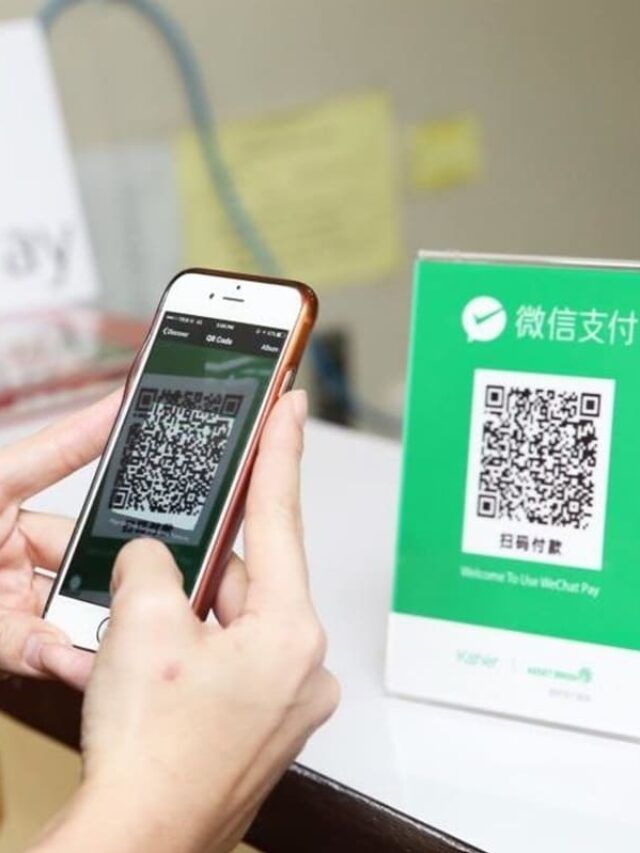 Pessoa usa WeChat Pay para pagar compras