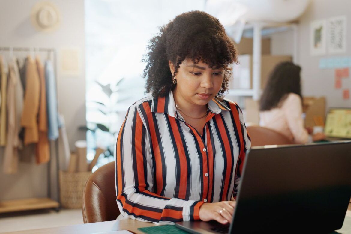 Empreendedora pesquisando sobre Alibaba online.