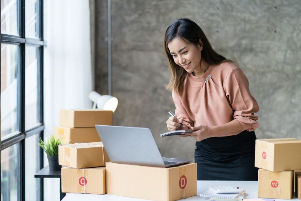 Mulher enviando mercadoria para o sistema de logística de dropshipping na Amazon. 