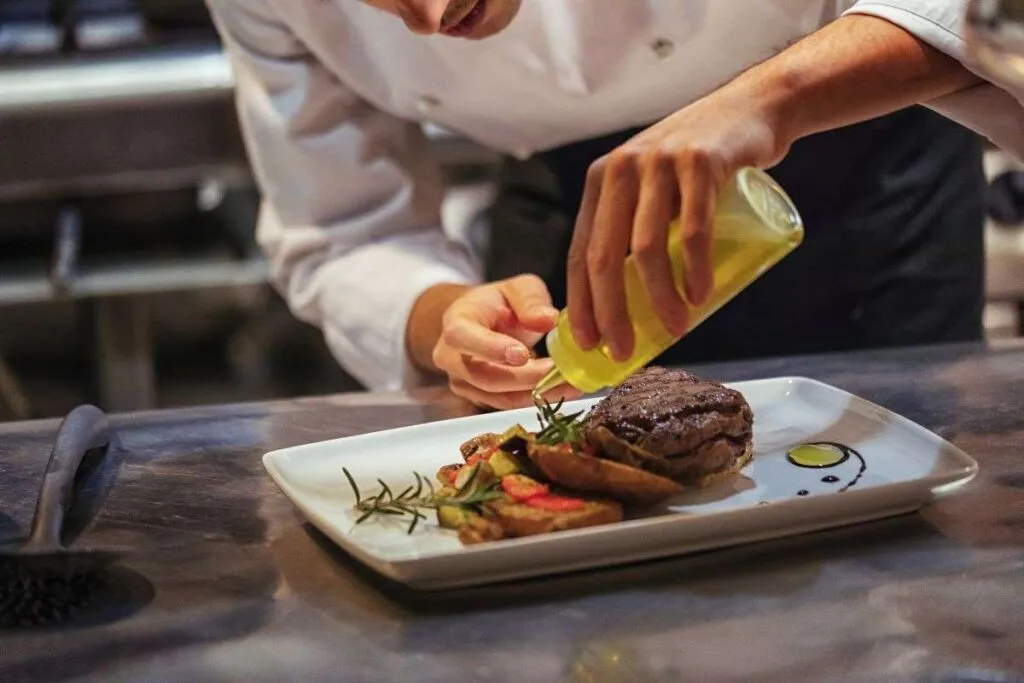 Chef de restaurante em Paris finalizando o prato na cozinha. 