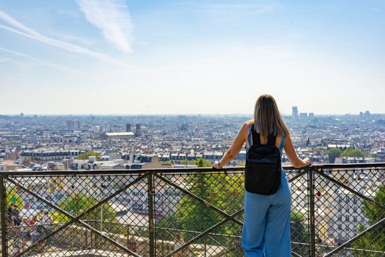 Mulher aprecia a beleza de Montmartre, na França