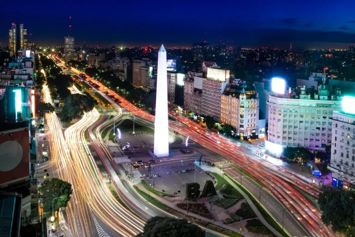 Visitar obelisco é um dos passeios para se fazer em Buenos Aires