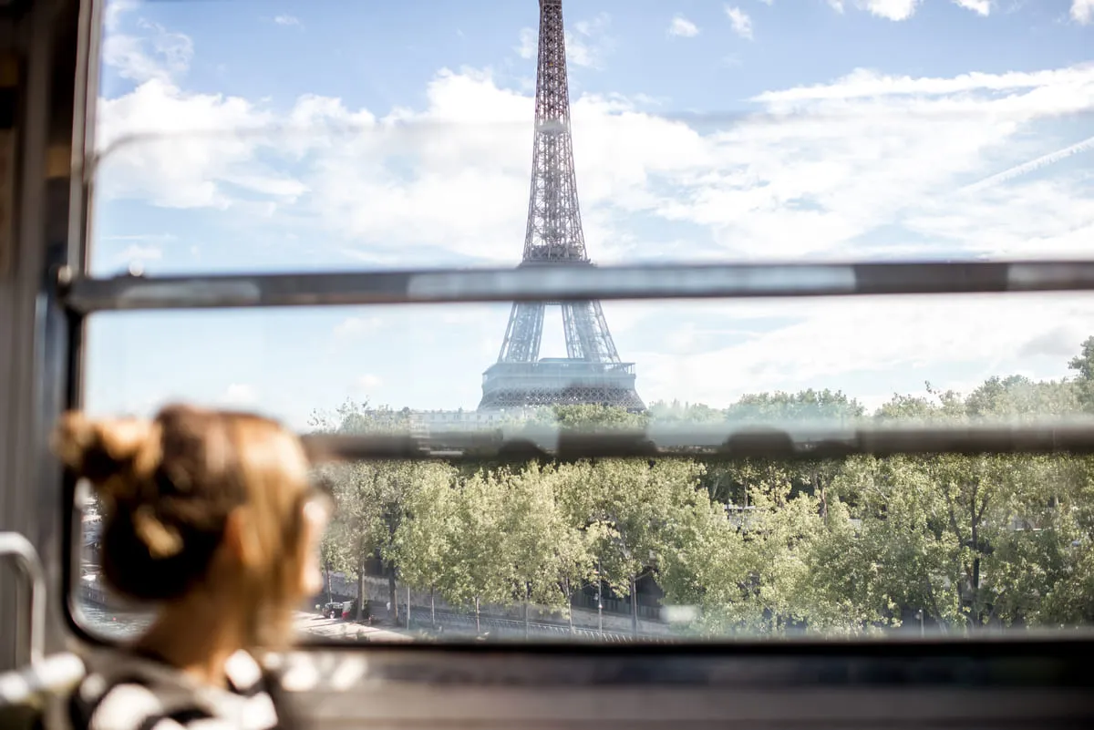 Pessoa dentro de trem indo para um dos países perto de Paris.