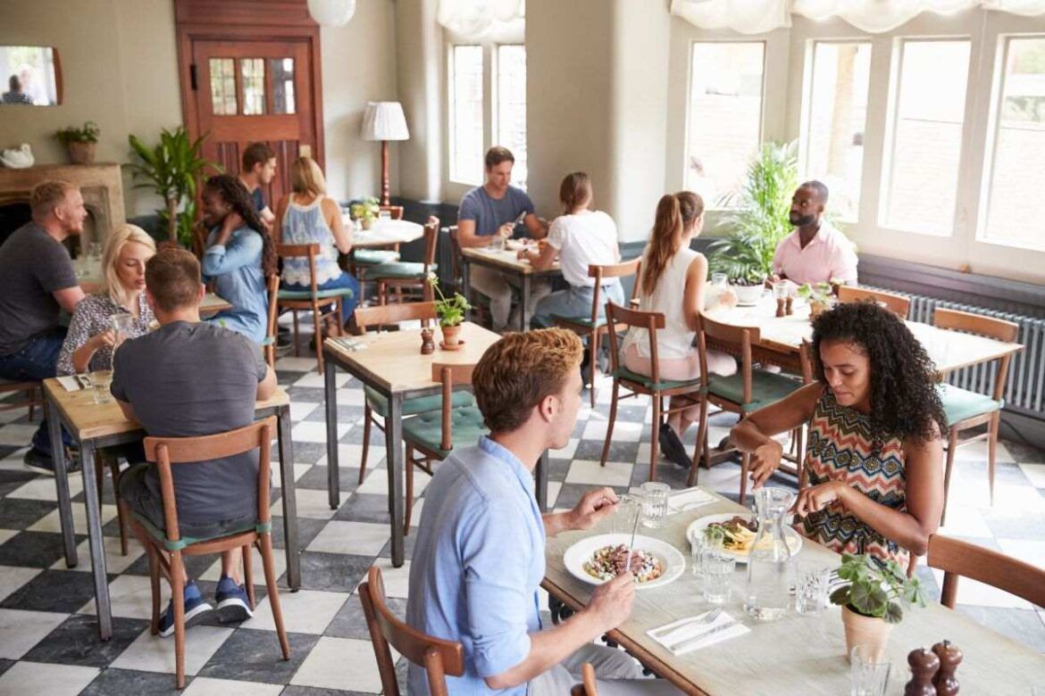 Pessoas comendo em um restaurante brasileiro em Paris.