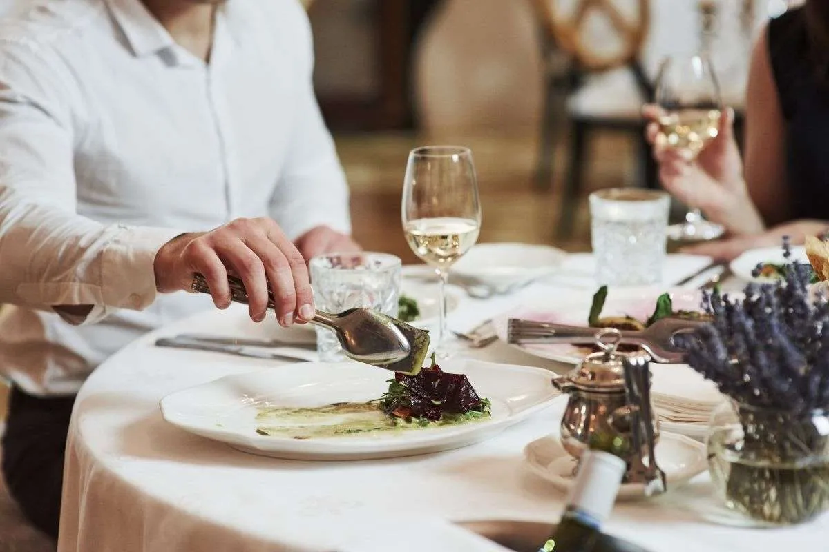 Casal em um jantar romântico no restaurante em Paris.