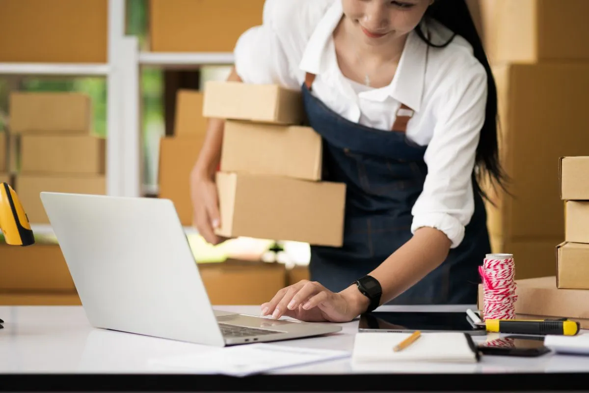 Mulher registrando produto no sistema para vender no Alibaba