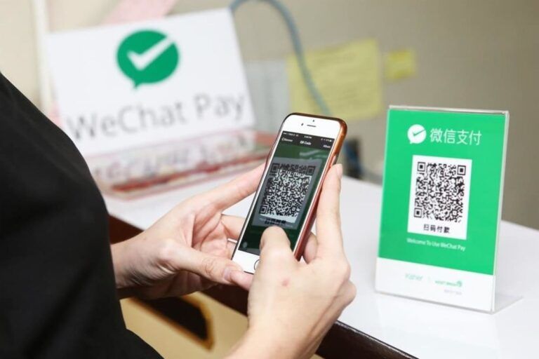 Pessoa usa WeChat Pay para pagar compras