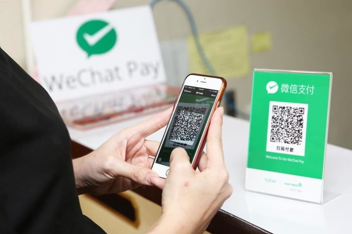 Pessoa usa WeChat Pay para pagar compras