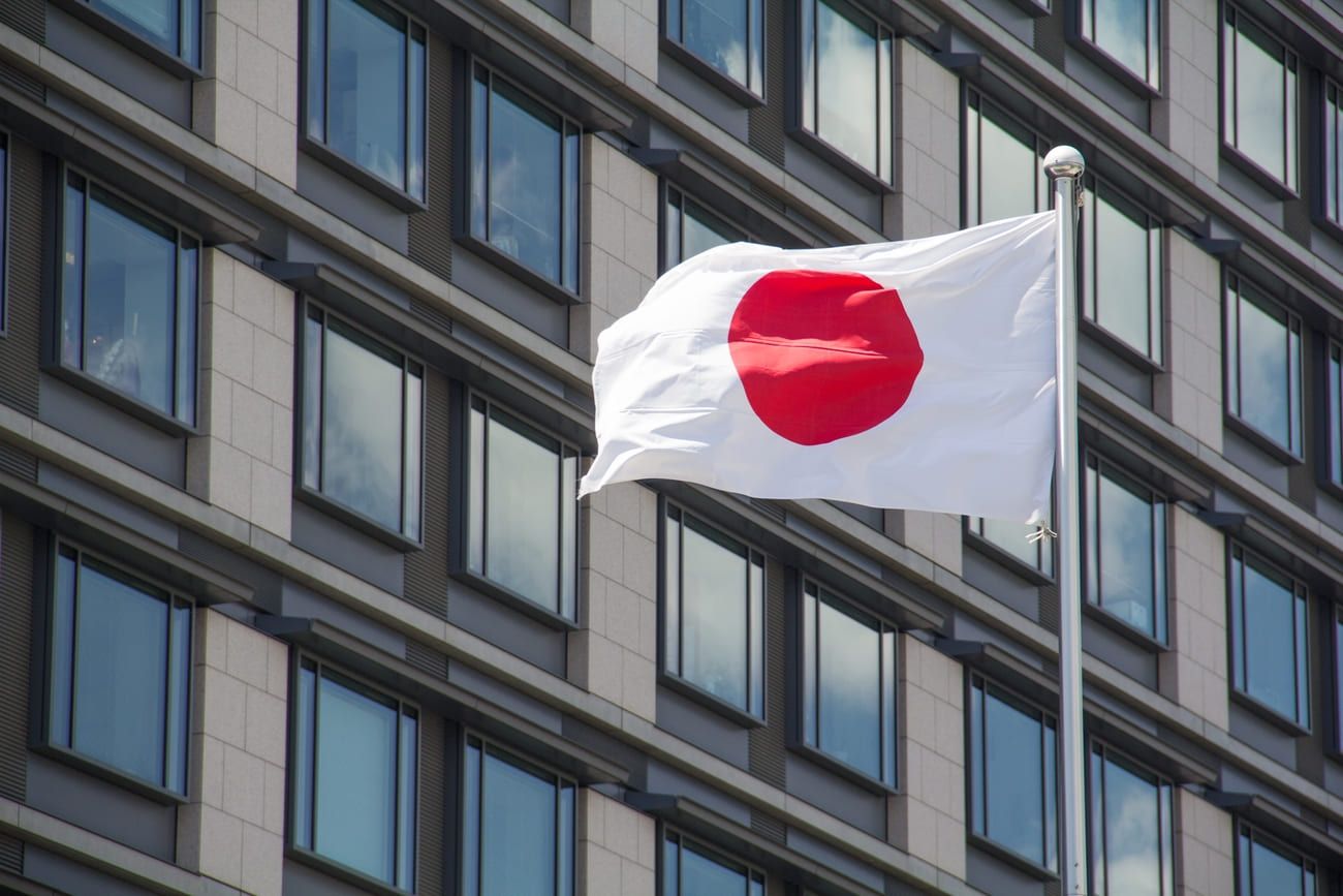 Bandeira do Japão, representando Bolsa do Japão cai e Nikkei tem maior queda desde outubro de 1987