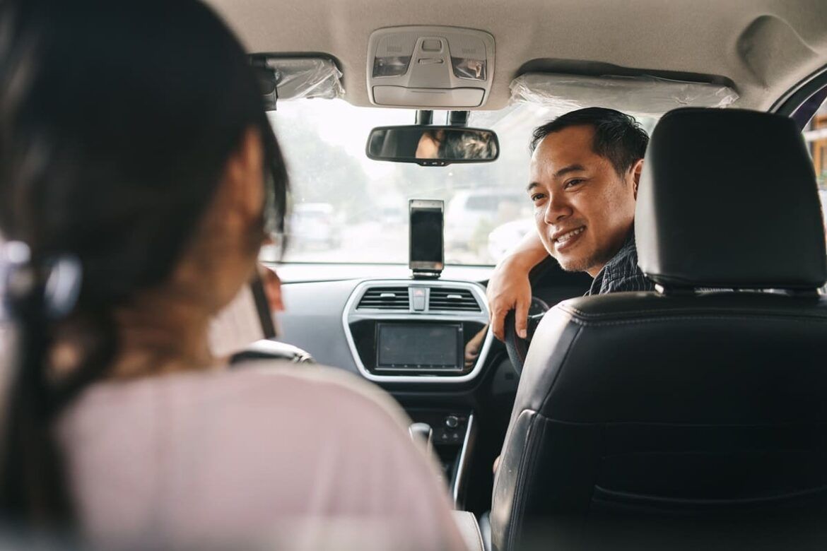 Mulher agenda Uber para o aeroporto