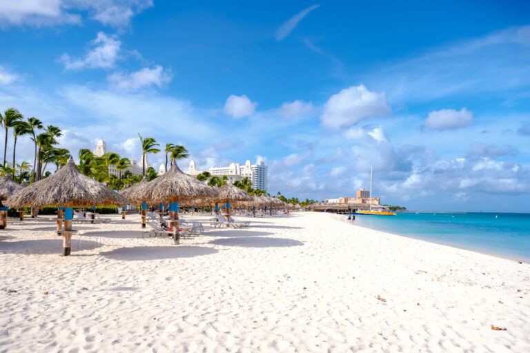 Praia de Aruba em dia ensolarado