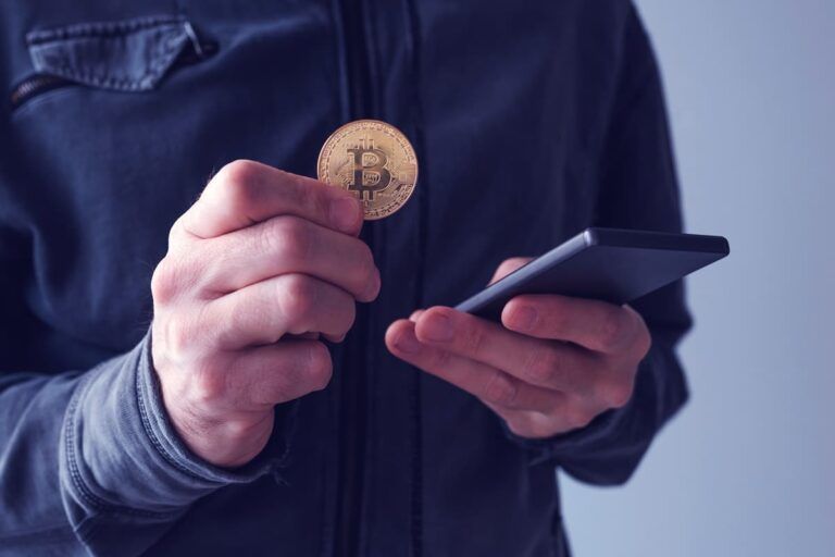 Homem usa Bitcoin Wallet para manter criptomoedas