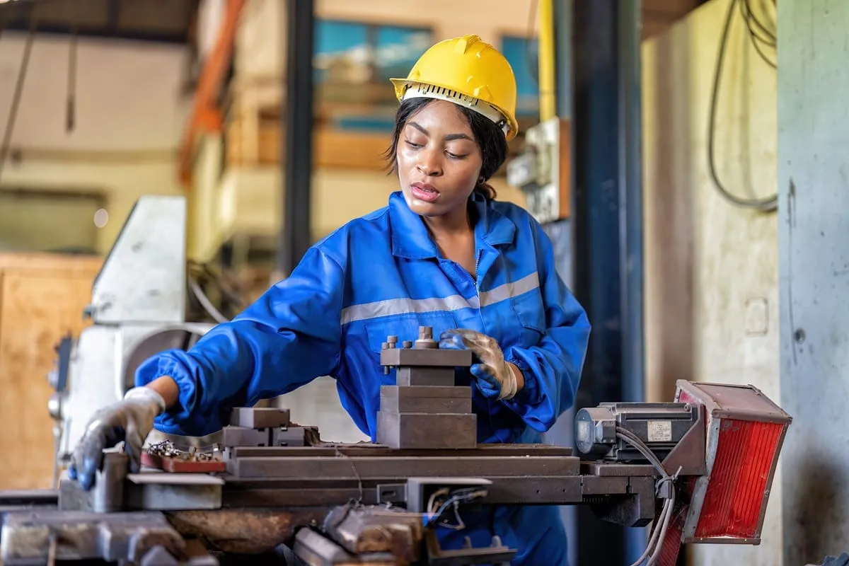 Mulher trabalha em indústria com CBO