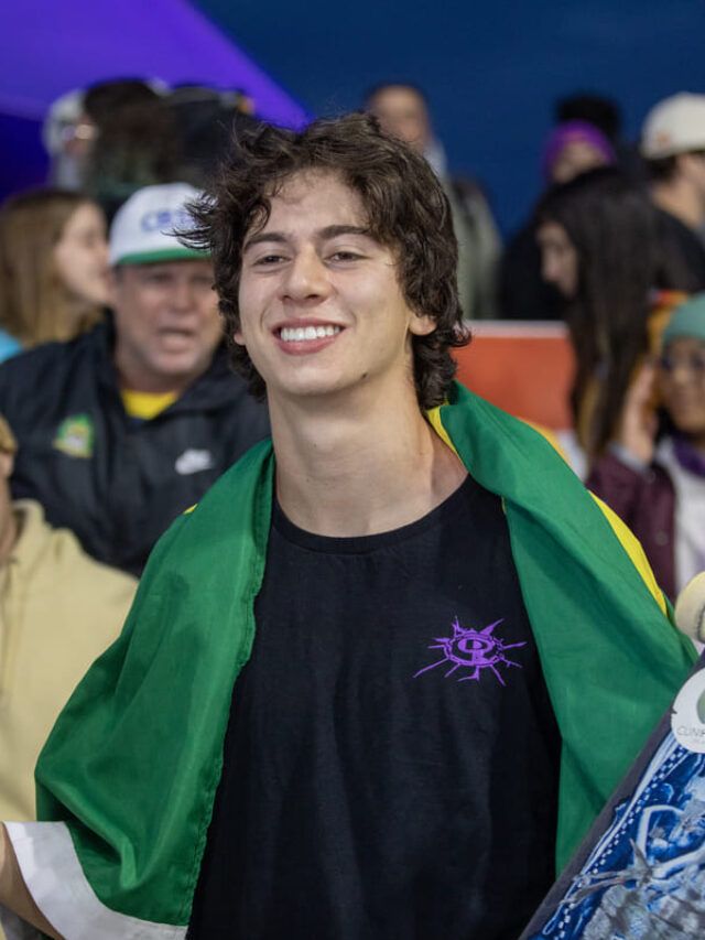 Foto de Luigi Cini segurando seu skate com a bandeira do Brasil nas costas. Reprodução: CBSK