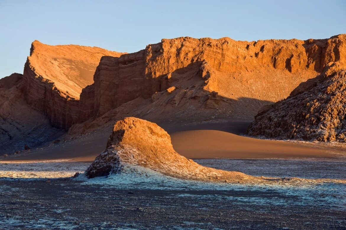 Deserto do Atacama tem montanhas e mar de sal