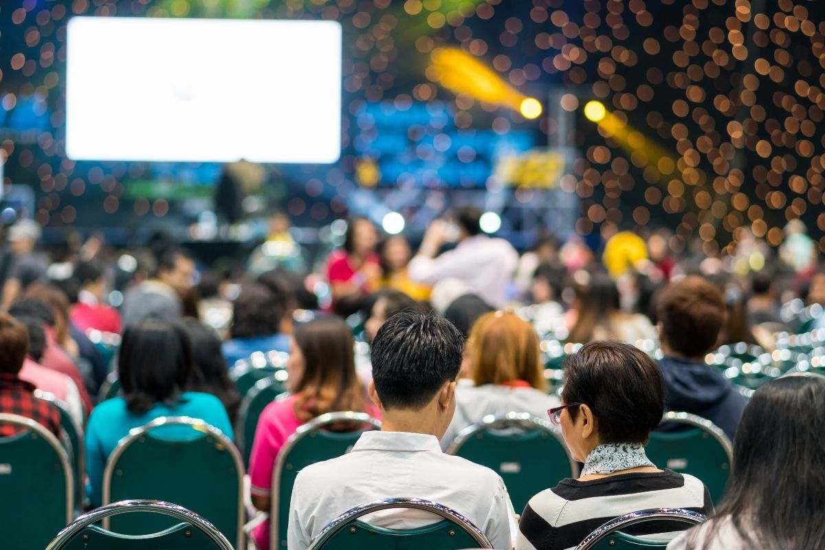 Pessoas assistindo palestra no O Hotmart Fire 2024 é um festival de três dias focado em marketing.