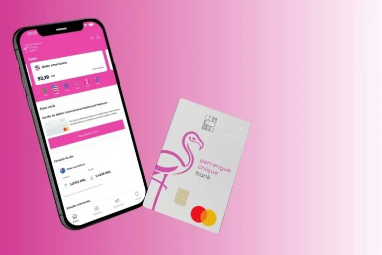 Perrengue Chique no aplicativo de celular ao lado de seu cartão internacional