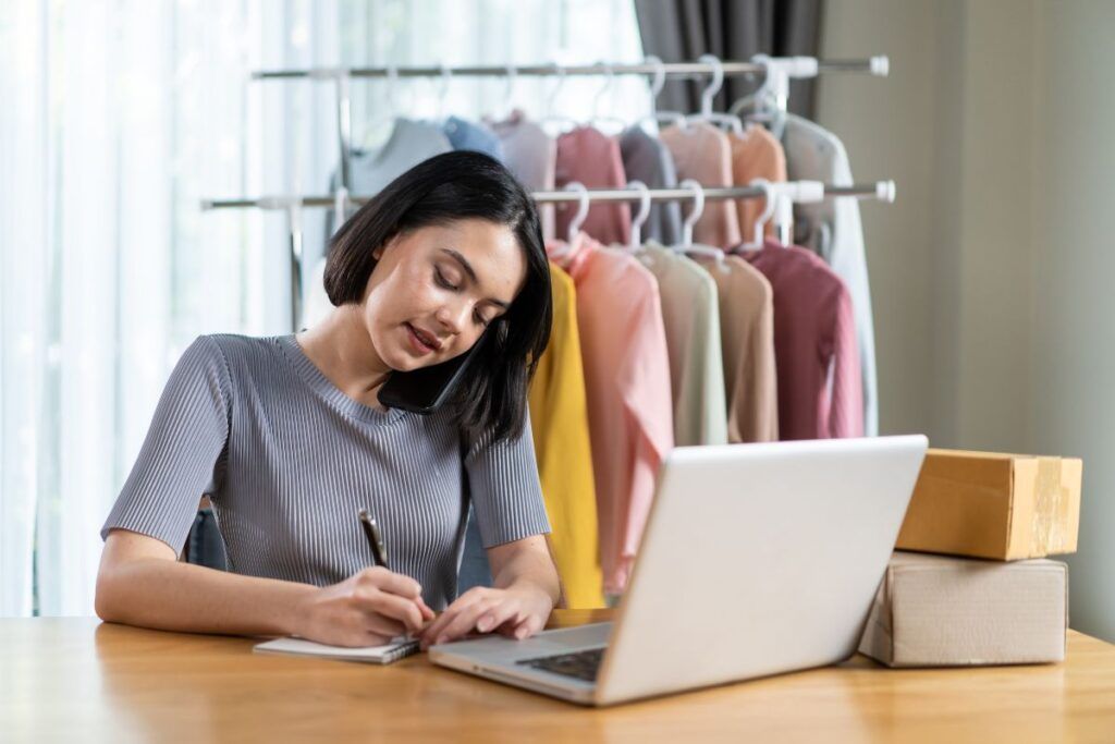 Mulher pesquisando por fornecedores de roupas para dropshipping. 