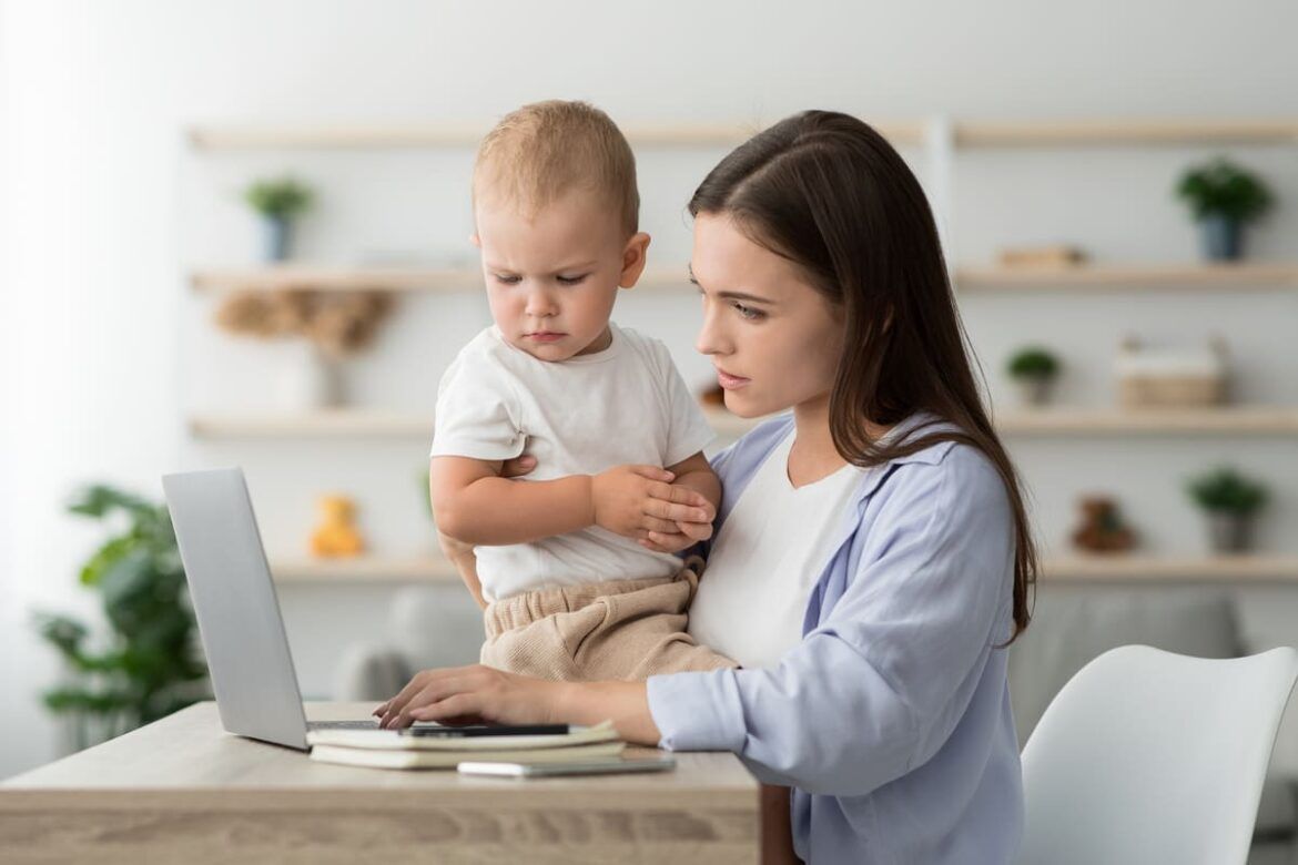 Mulher trabalhando da casa, com seu filho, em uma Empresa Cidadã