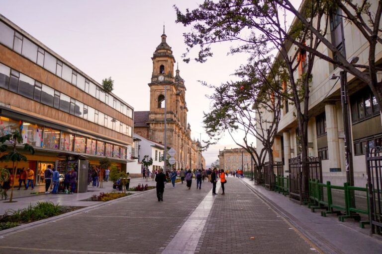 Paisagem de uma praça em Bogotá que possui uma igreja